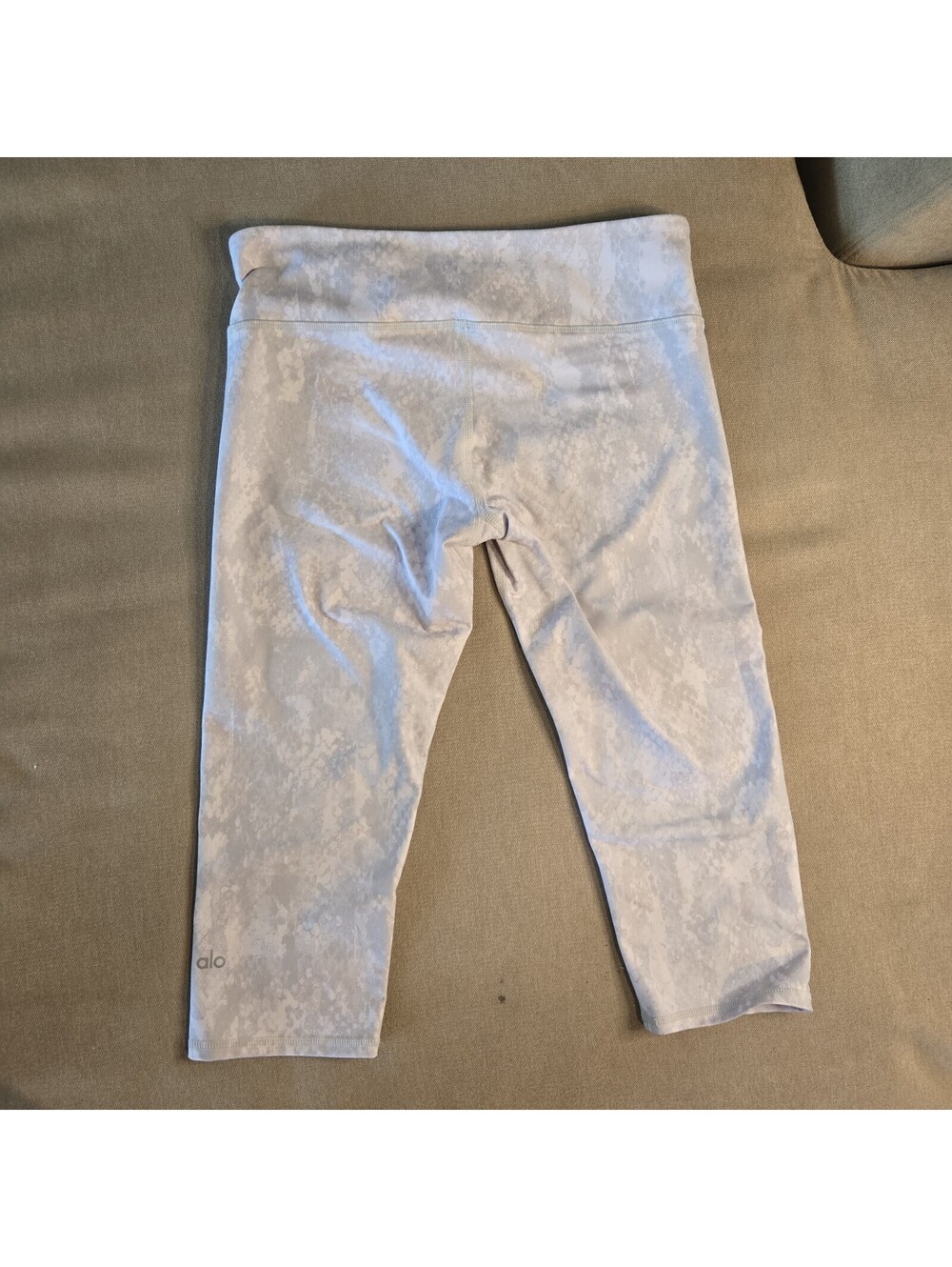 Alo Yoga White Camo High Rise Capri Leggings Size Medium Spandex